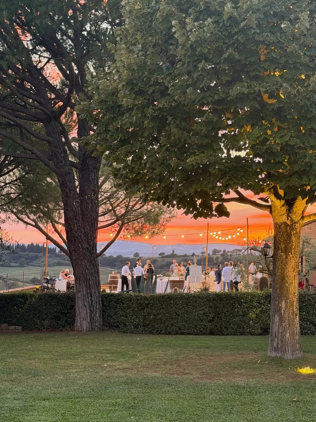 Hochzeitsgäste bei Sonnenuntergang im Borgo Tre Rose bei Montepulciano, Toskana, Italien